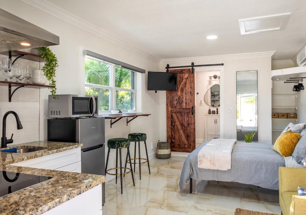 Town N County Park Apartment | Modern Private Studio Near Tampa Airport
