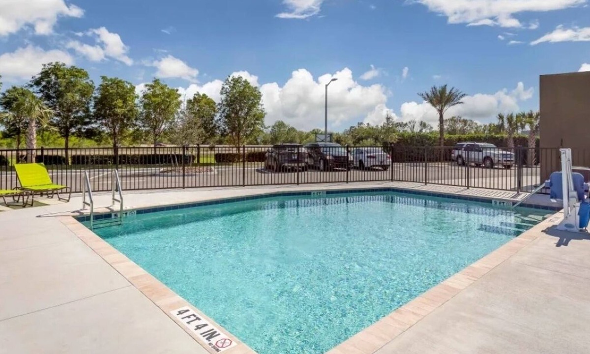 Biggar Hotel | Modern Room | Free Breakfast | Kitchen | Near Lakes Regional Park - 2.6 mi