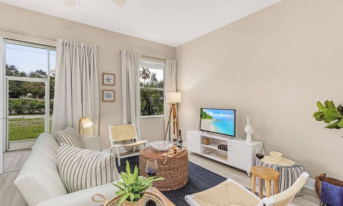 Iona Apartment | Modern Townhouse close to beaches