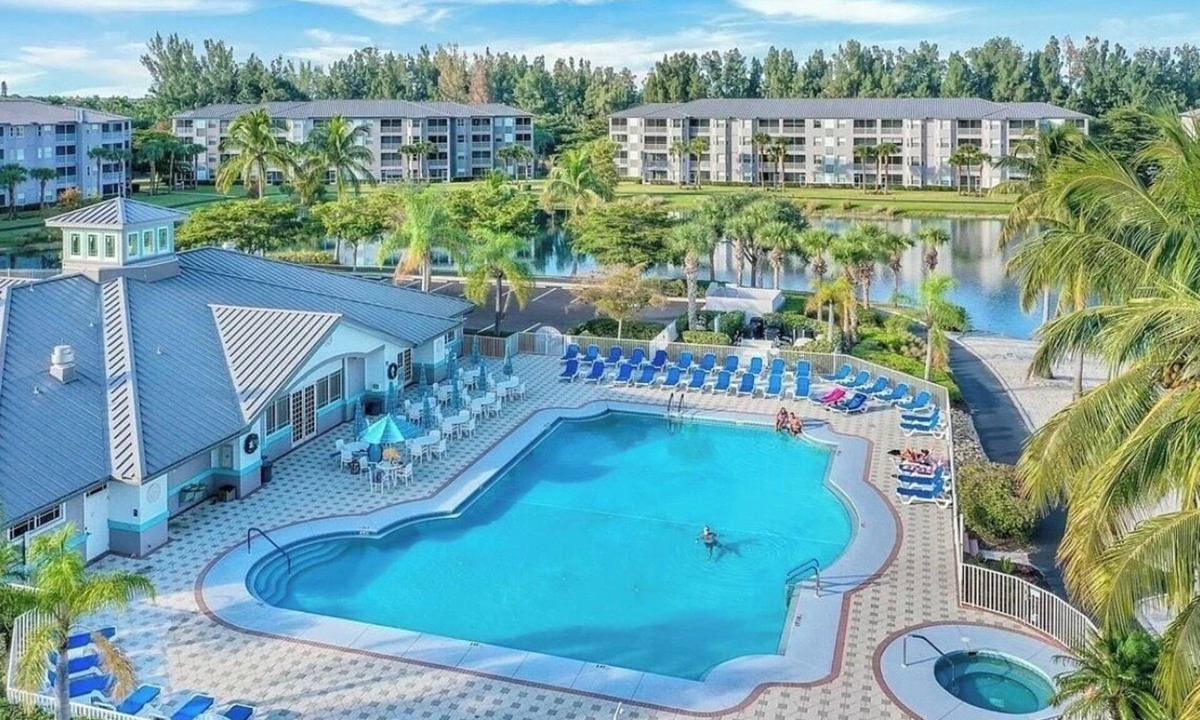 Iona Condo | Monthly rental 2-bedroom condo in Beautiful Fort Myers, AC, fitness room, pool.