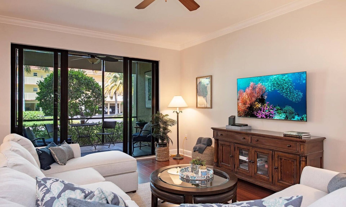 Naples Resort | Naples Bay Resort- close to beaches and downtown
