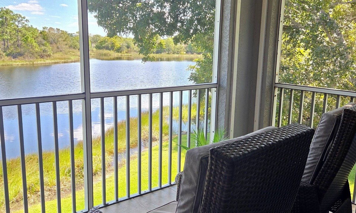 Bonita Shores Condo | Naples/Bonita Springs/Bonita Shores - 5 mins to the beach, with lake view!