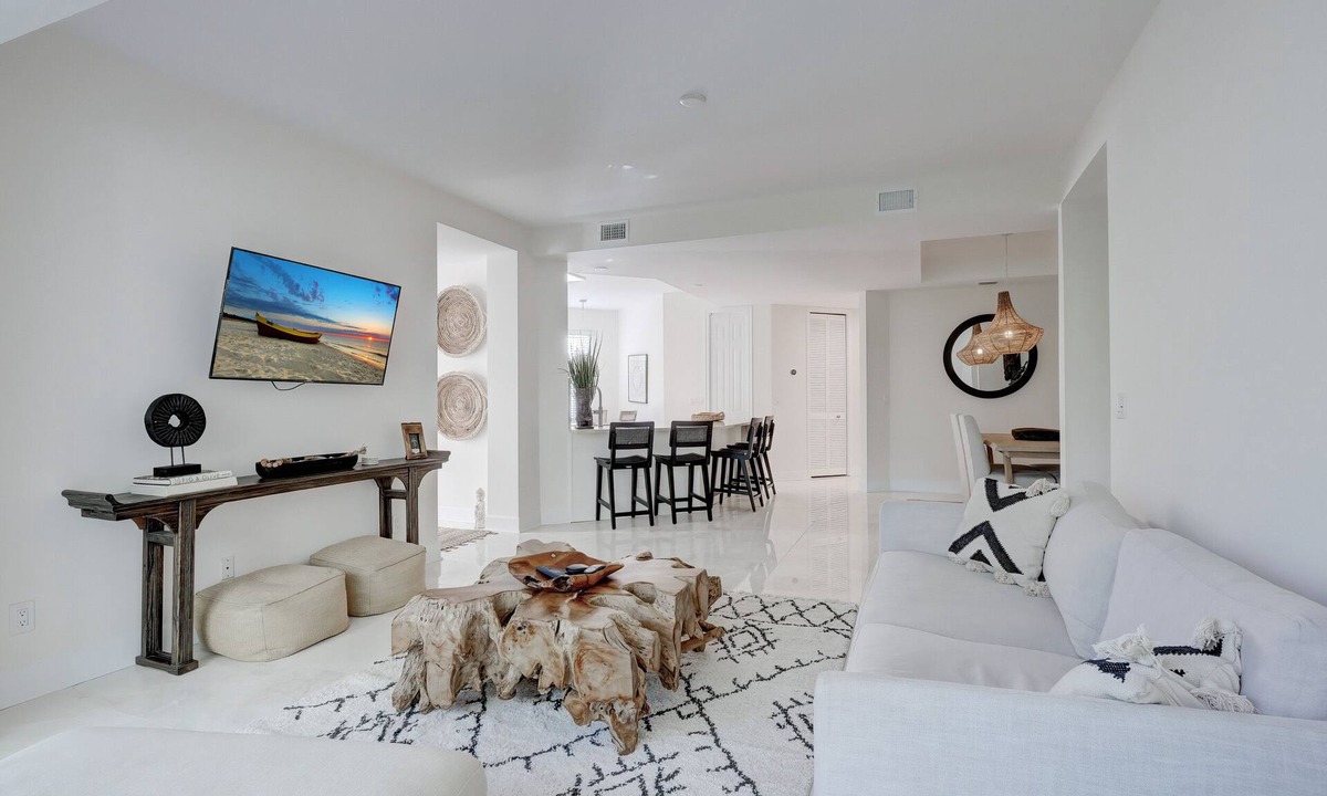 North Naples Condo | NAPLES DESIGNER VILLA RETREAT STEPS FROM MERCATO