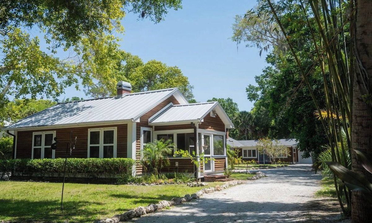 Indian Beach Sapphire Shores House | Near Sarasota Bay Garden Cottage - 2BR Historic Retreat