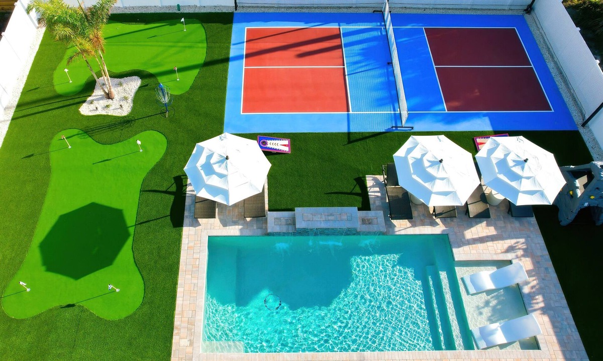 West Bradenton House | New! 10 mins to beach, Family Resort, Heated Pool, Mini-golf, Pickleball