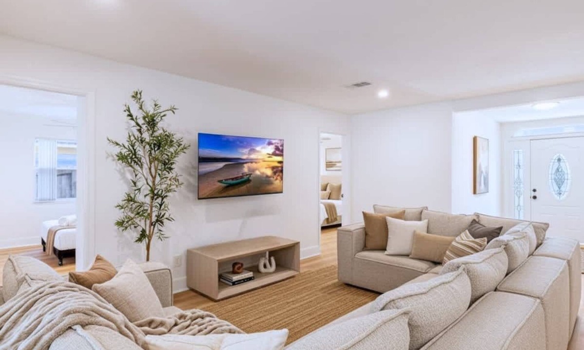 Shore Acres House | New and Cozy 5BR Tampa Retreat, with Pool