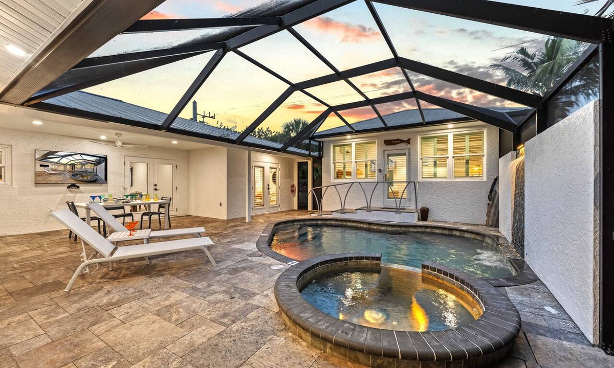Bay Isle House | NEW! Brisas Del Mar | Private Pool with Spa, Guest House, Near Siesta Key Beach