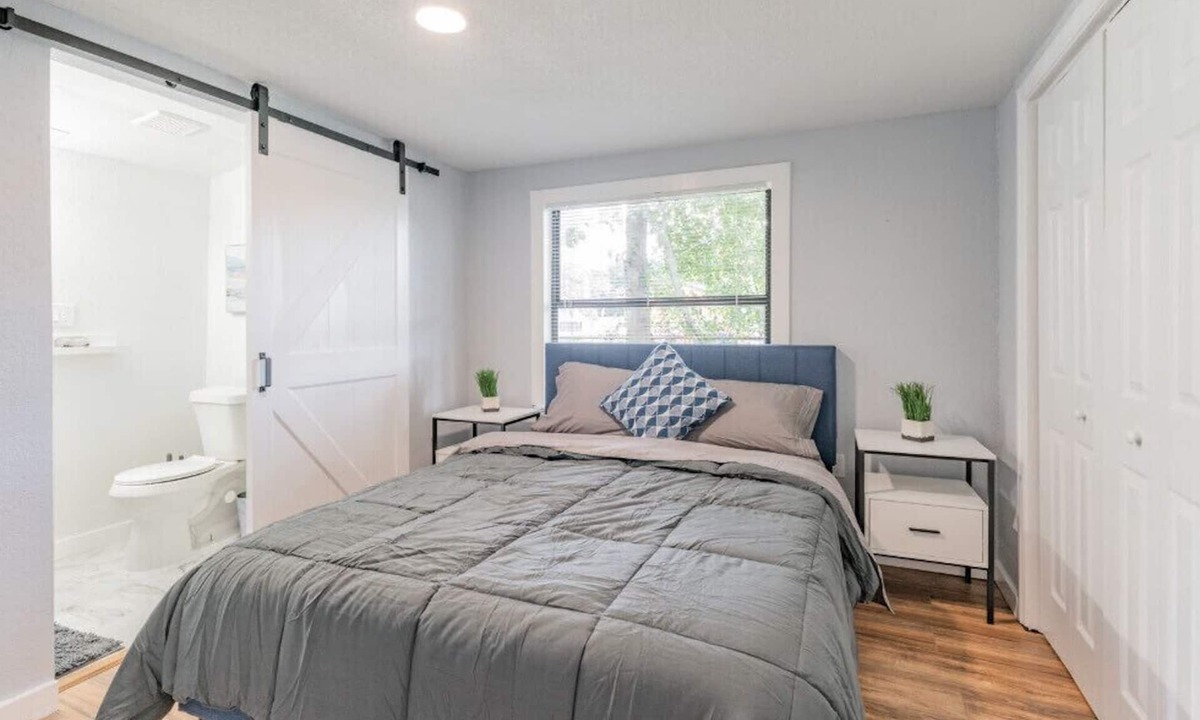 East Tampa House | 🌞🌴NEW! Charming & Cheerful Tampa Getaway | Centrally Located | Newly Renovated