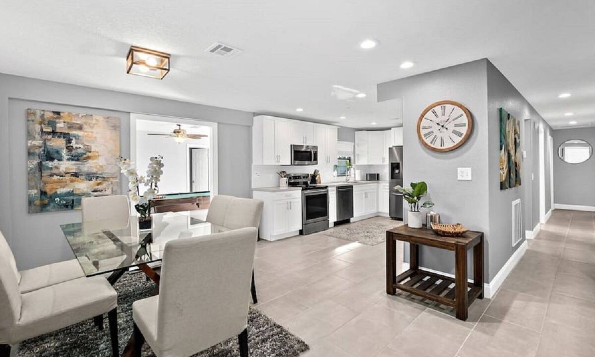 Tropic House | NEW Gorgeous 5/3 Home/w Pool table & Seablue Pool
