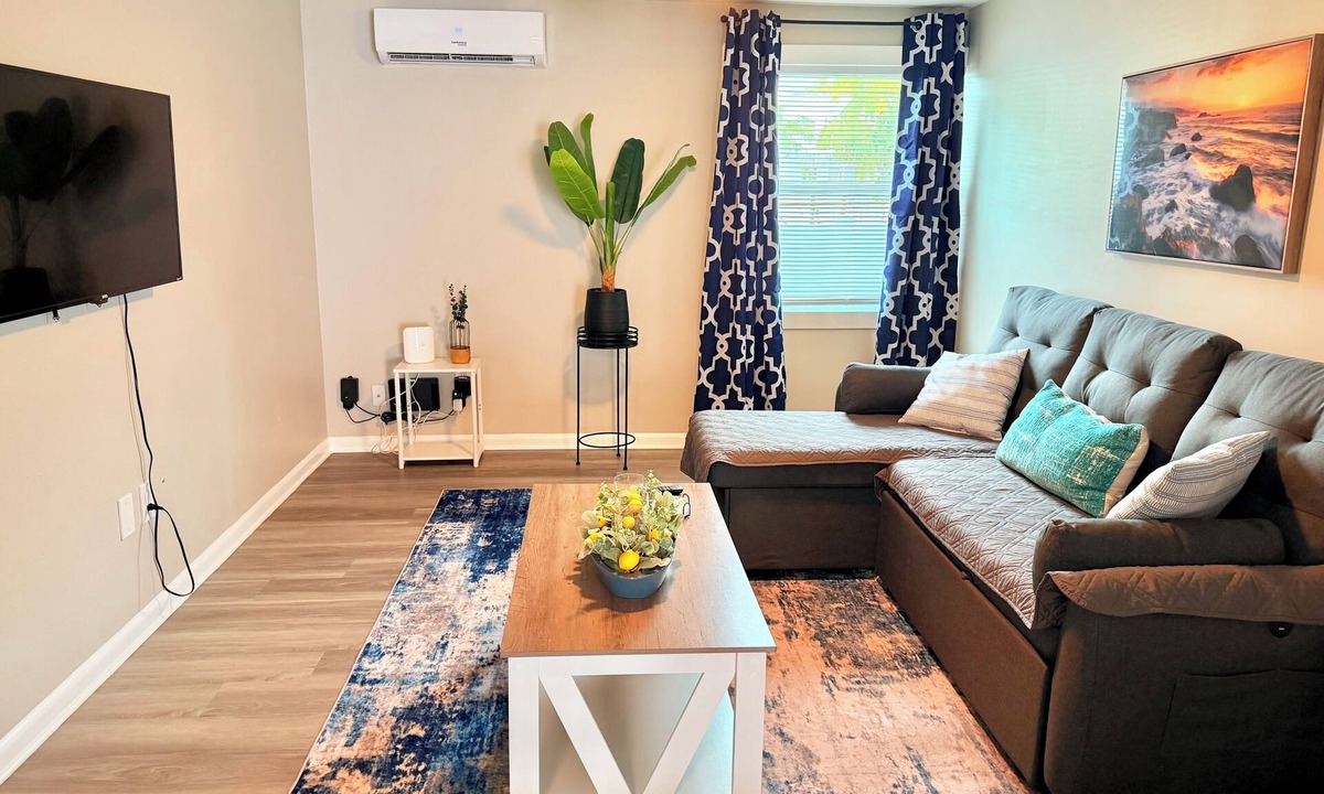 Tampa Apartment | New Listing Apartment - Central Location, Waterfront fenced yard, Washer & Dryer