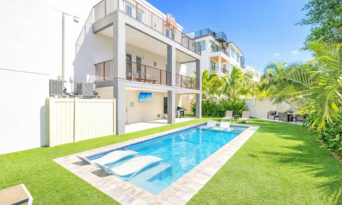 Siesta Key Condo | NEW LISTING! Gertrude's | Resort-like home & pool, 500ft to Beach!