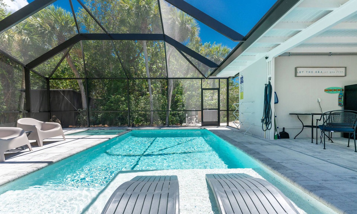 Englewood House | 🐬New Private Heated Pool and Hot Tub, Steps to the Beach🐬