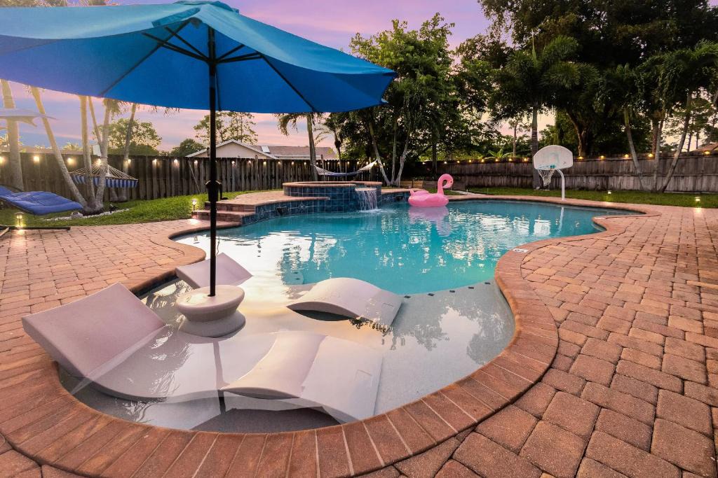 Royal Palm Beach Villa | New Regal Manor Paradise Dreamy Heated Pool Spa