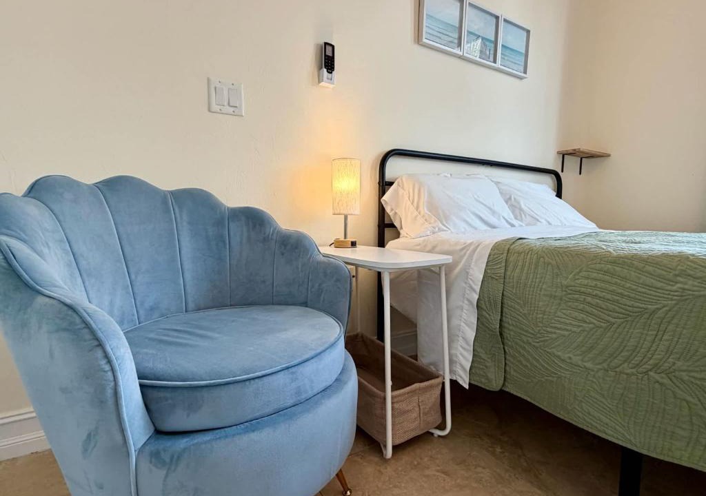 Bonita Shores Hotel | NEW Sun-Filled Queen Studio near Beach
