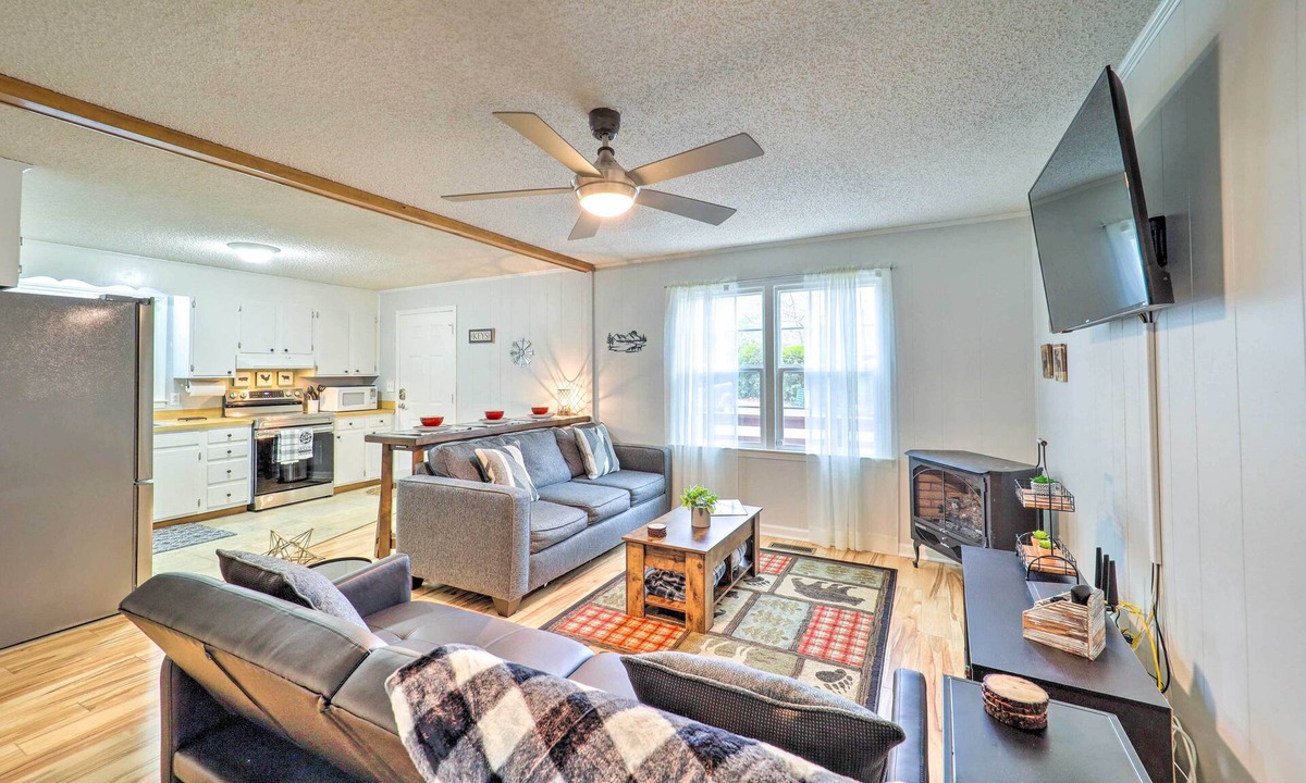 Pineola Cabin | Newland Gem in Golf Community w/Pool Access!