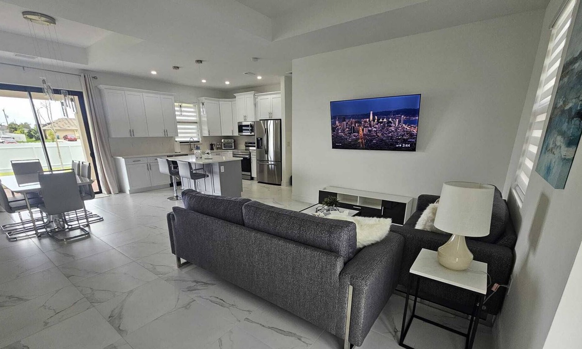 Diplomat House | Newly Built Vacation Home. Fun Relaxed Getaway.