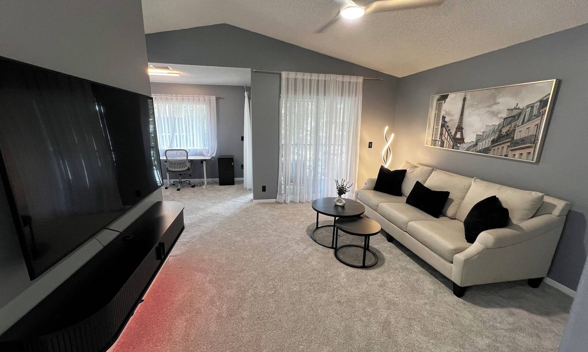Jupiter Apartment | Newly Furnished Jupiter Condo - Den Workspace - 2 Parking - 12 Min to Beach