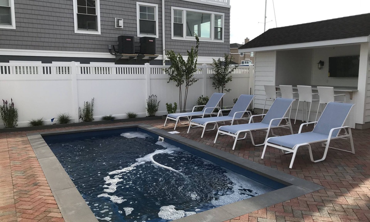 North Beach Haven House | NEWLY RENOVATED! Heated Pool, Outdoor Bar, Beautiful and Spacious Oasis on Bay!