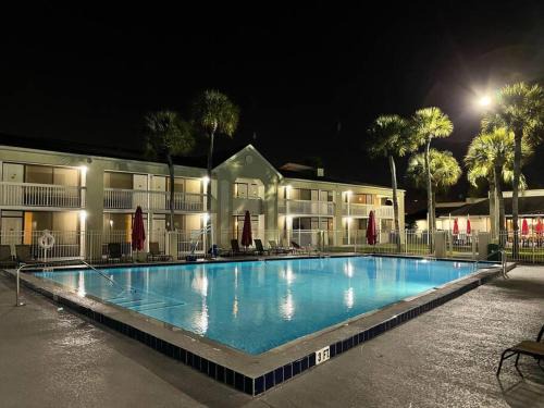 Kissimmee Hotel | Newly renovated room in cozy hotel near Disney 2