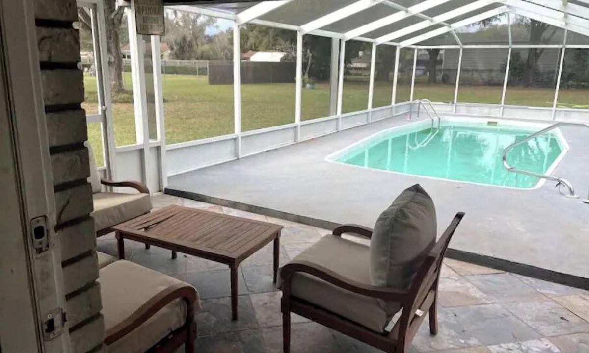 Wesley Chapel South House | NewTampa-W. Chapel 3 room 1.5 bath with a pool on 1 acre. SMOKE & PET FREE!