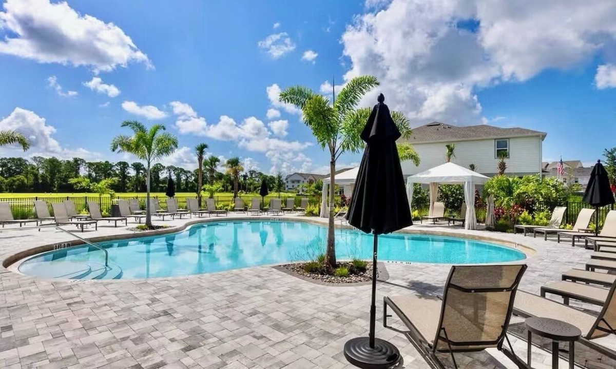 Laurel House | Nokomis Escape! Close to Beach, Relaxation & Eats