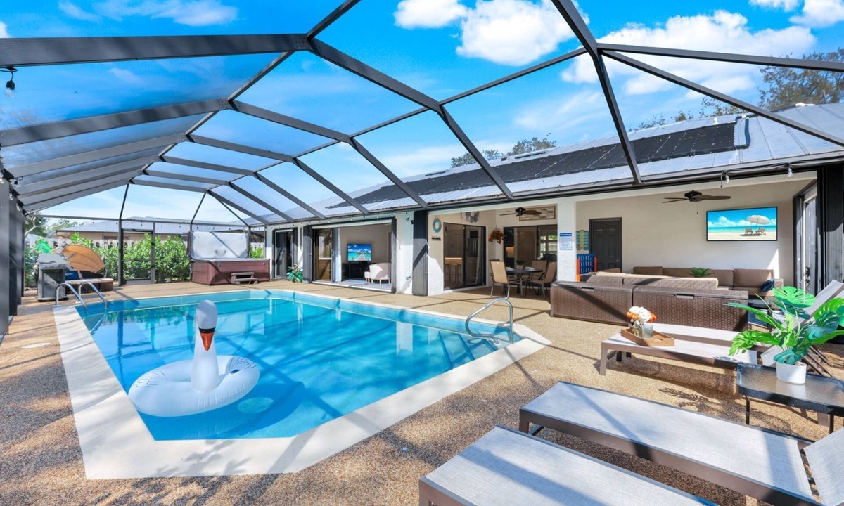 Willoughby Acres House | North Naples oasis near Mercato and beaches with screened private pool & hot tub