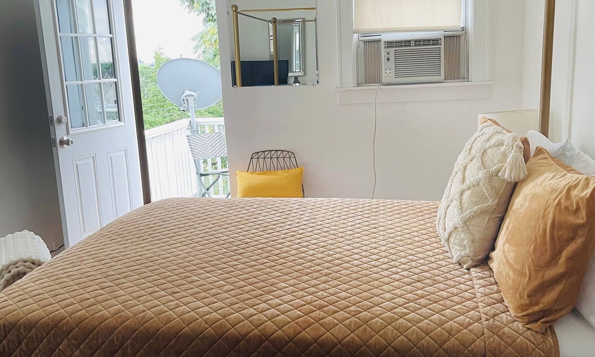 Schuylerville Apartment | NY Private Rm w Daybed, Coworking Lobby Business Traveler Easy Parking, Balcony