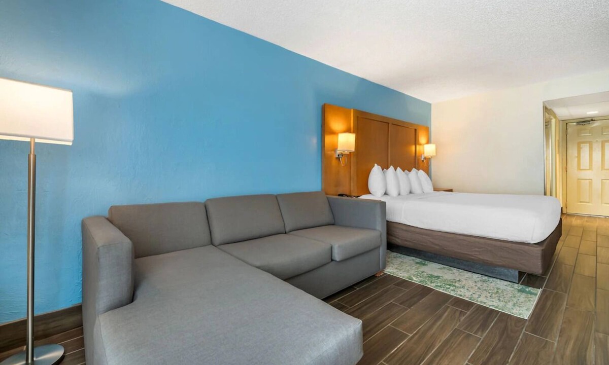 Seabreeze Park Hotel | Ocean View Stay with Pool and Parking Near Daytona Attractions | 3 Units