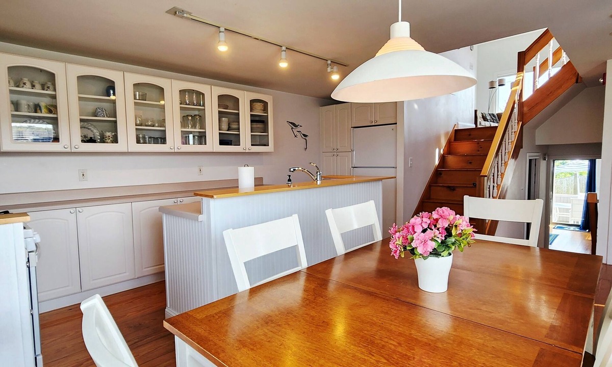 Hyannis Condo | Oceanfront 3BR condo. Visit Hyannis for your Cape holiday! 1600 sq ft home!