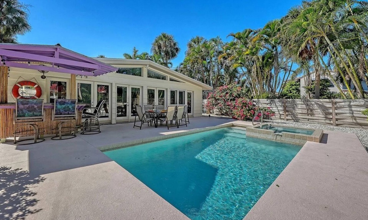Saint Armands Key House | Offering 5% Rebate on Room Rate if Booked by 9pm