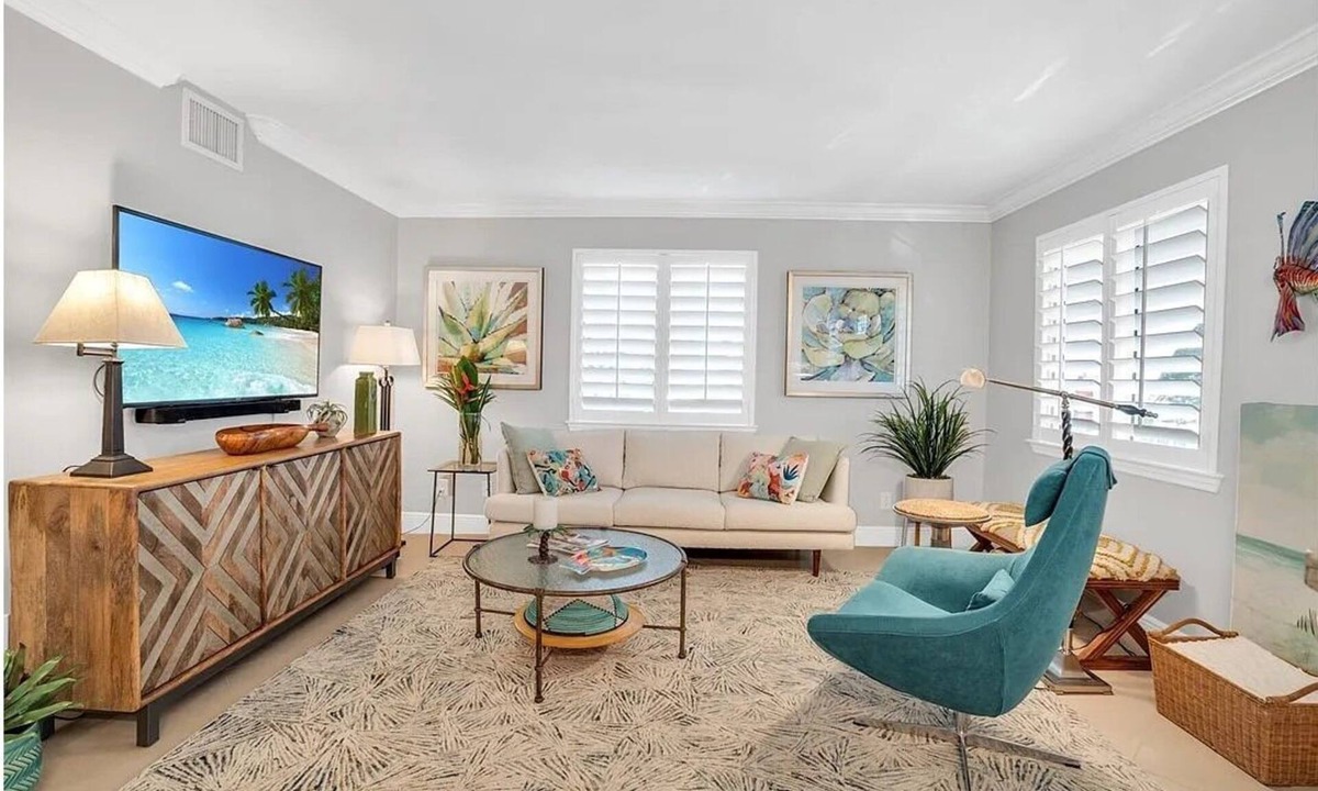 Old Naples Condo | Olde Naples Condo – Walk to Beach, 5th Ave, 3rd St South, Quiet 12-Unit Retreat