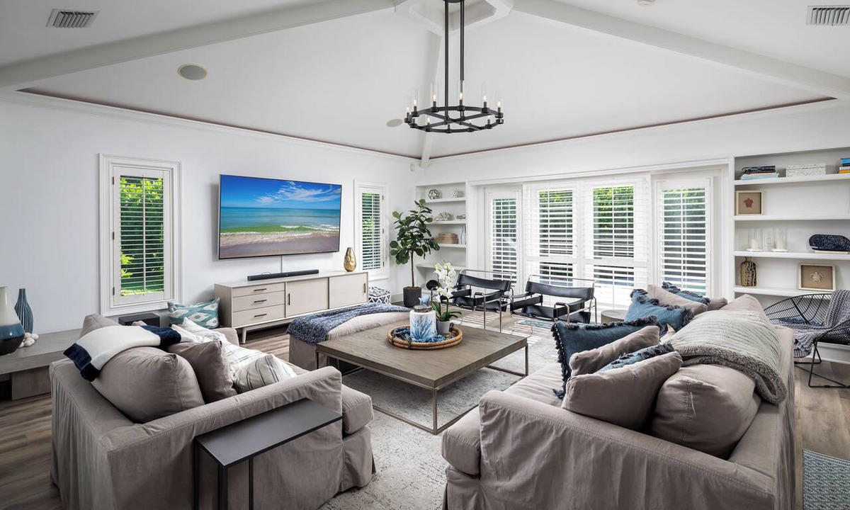 Old Naples House | Olde Naples Lux Beach House. Walk to Beach/Four Seasons Resort. Double lot/prvt