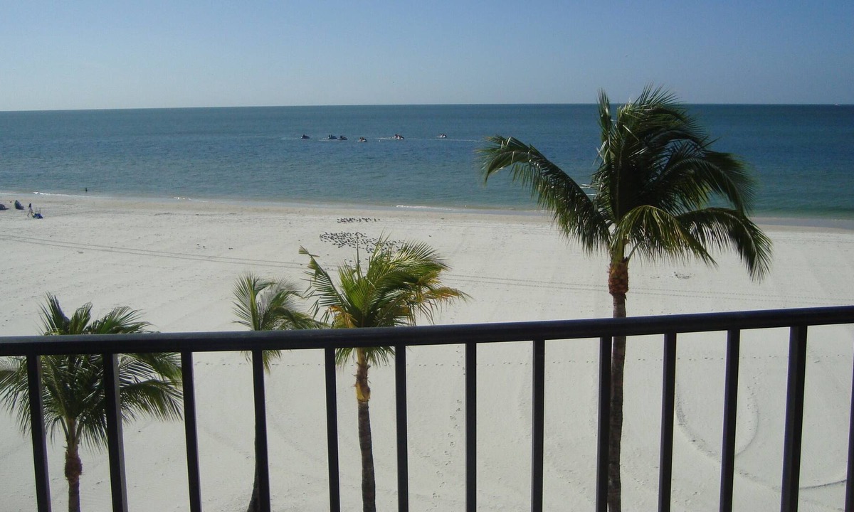 Fort Myers Beach Condo | ON BEACH Condo on White Sands of Fort Myers Beach 28 Day Minimum Rental