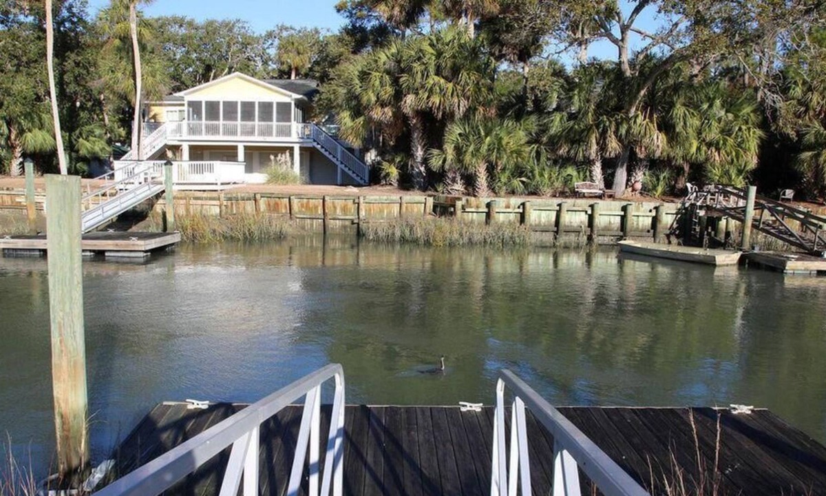 Saint Helena Island House | On the creek, across from the ocean and a short walk to Beach Club and Marina