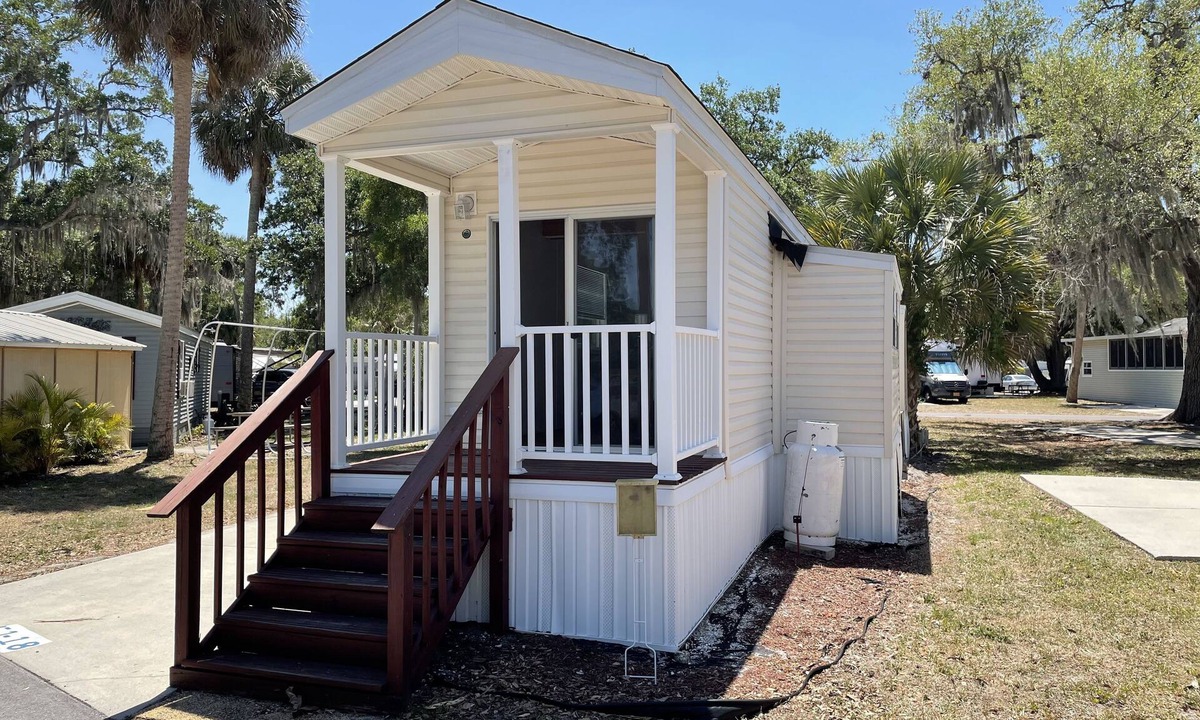 North Fort Myers Cottage | One Bedroom/One Bathroom Le Petit Chalet
