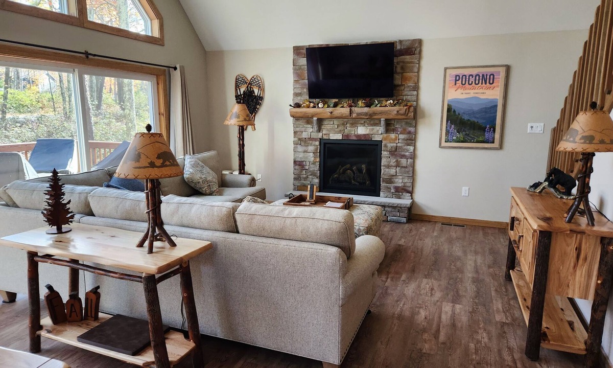 Jim Thorpe Ski Chalet | OUTSTANDING MOUNTAIN RETREAT IN EXCLUSIVE LAKE COMMUNITY IN JIM THORPE