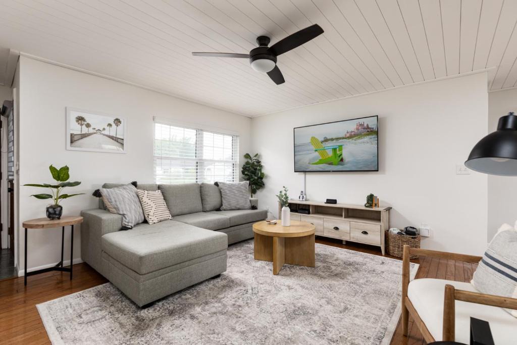 Walsingham House | Palm House~Heated Pool~8 min to Beach