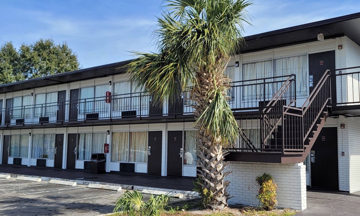 Parker Street Hotel | Paramount Lakeside Inn & Suites