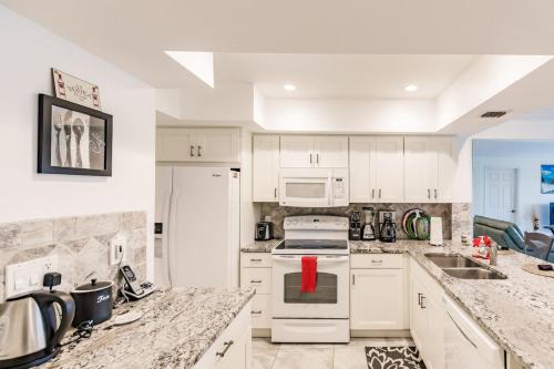 Park Shore House | Park Shore Resort,Great views-Top Floor BLDGJ 454