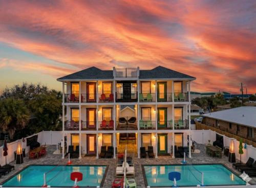 Lower Grand Lagoon Apartment | PCB Sleeps 22! 2 Homes, 2 Pools, 2 Mini Golf