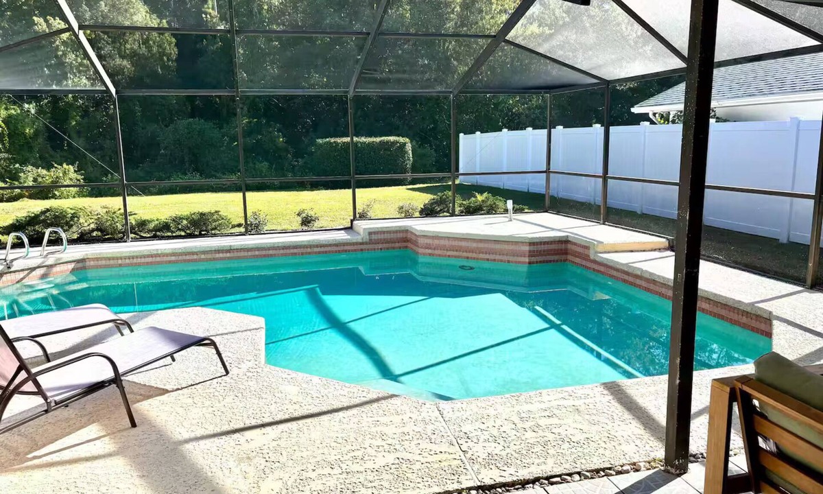 Carrollwood House | Peaceful 3 Bedroom Pool Home
