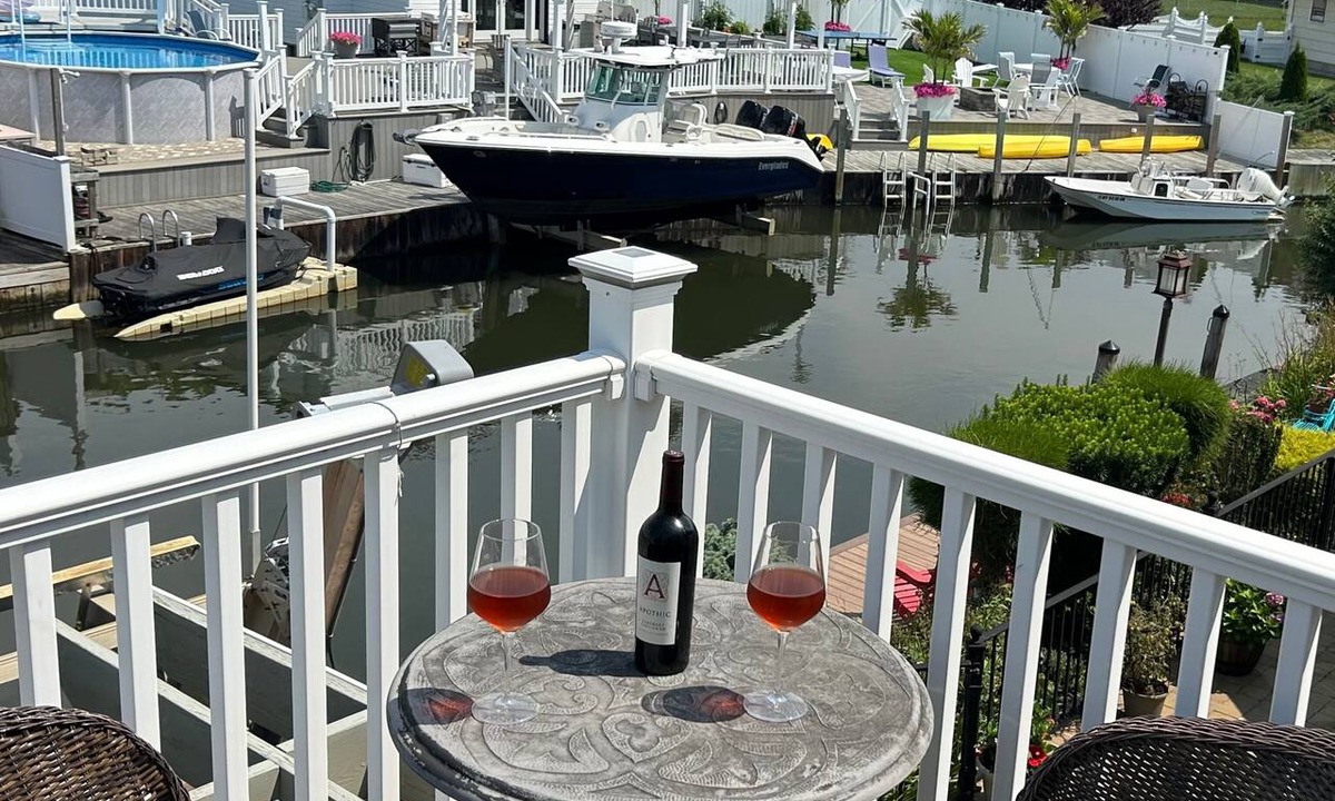 Long Island Apartment | Peaceful Canal-Front 1 bedroom Retreat Near Hospitals, LIRR & Beaches