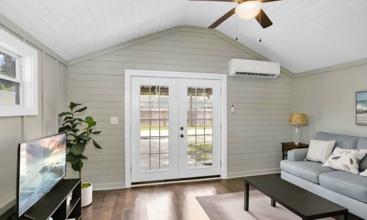 St. Petersburg Cottage | Peaceful cottage with AC in St. Petersburg - Close to Everything!