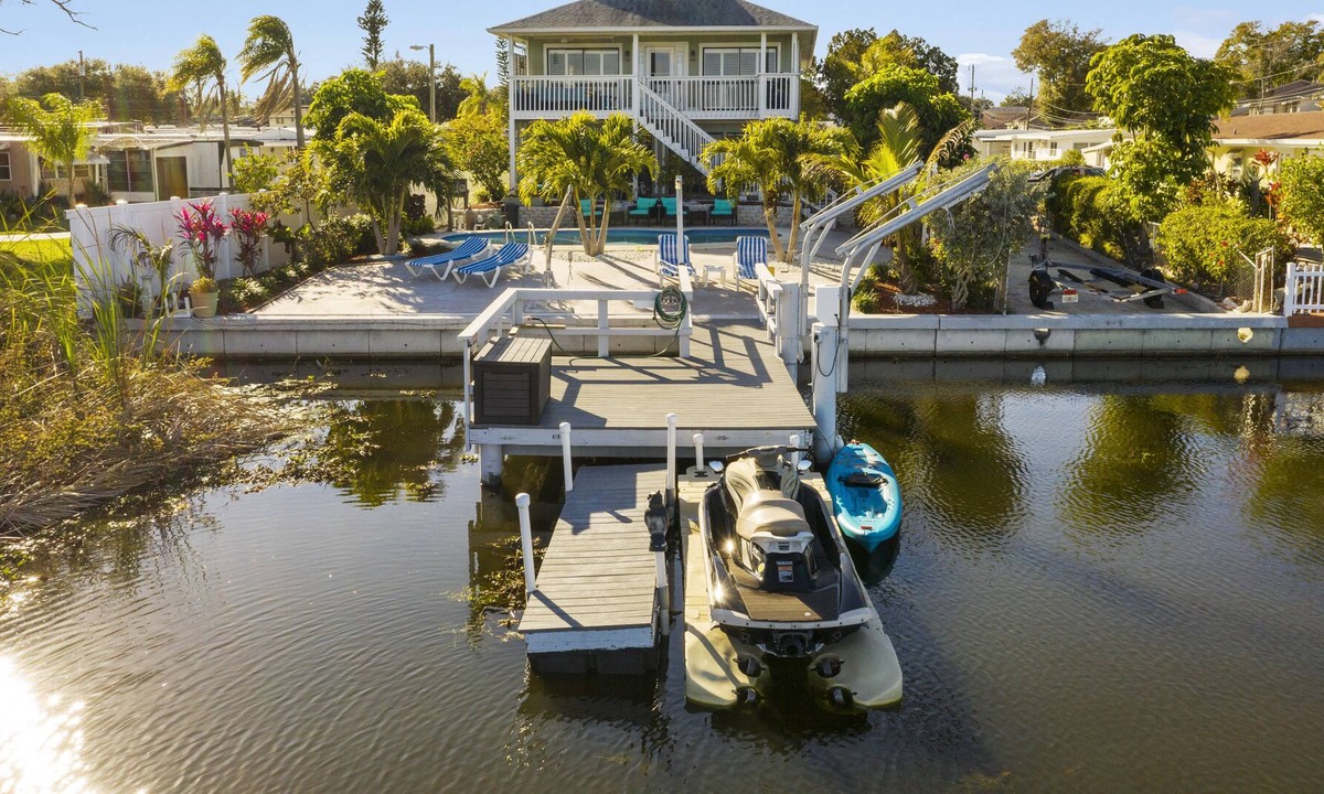 Seminole House | Peaceful/Enjoyable 2 Story/Lake House/ POOL/Beautiful Views/Sunrises/KAYAKS Inc