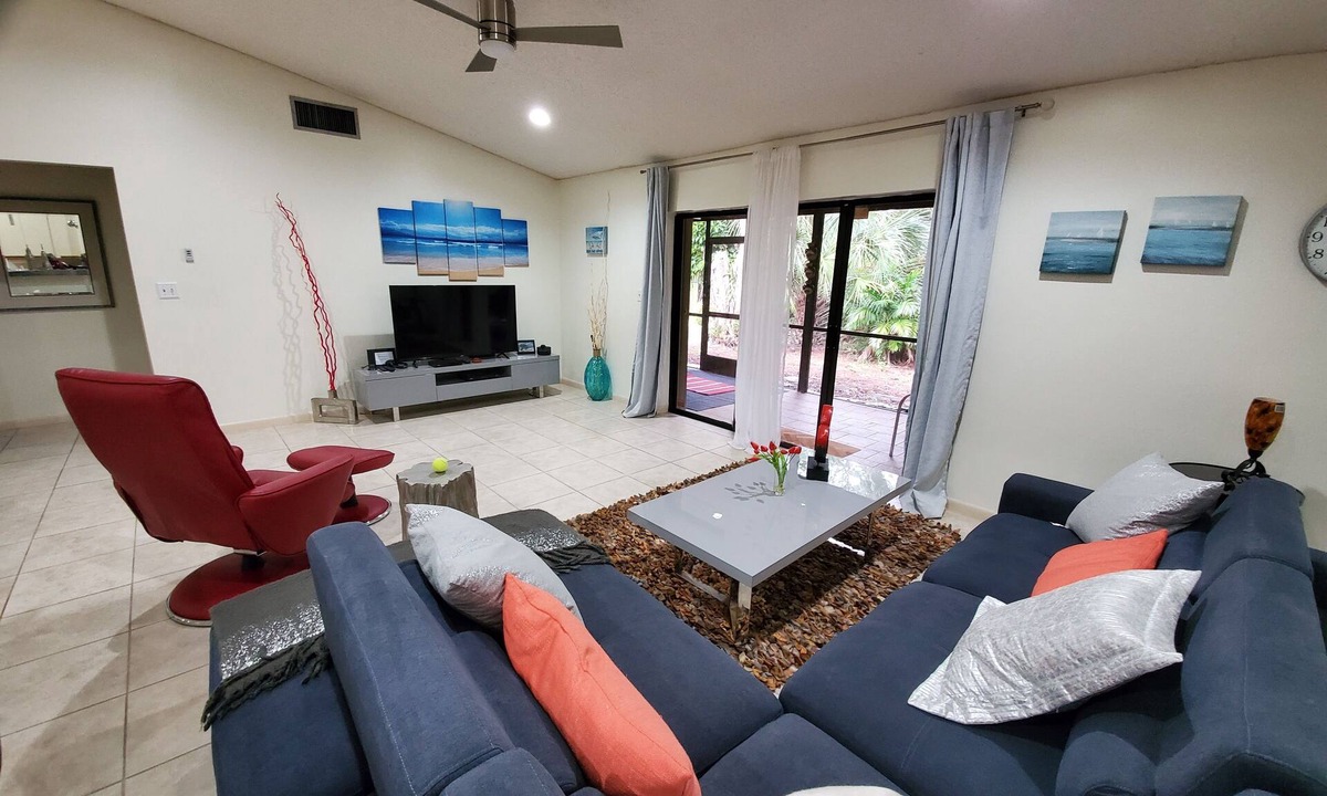 Villas House | Peaceful Gated Community, Walk to Bell Tower, Near Beach. 3 Month Min Stay