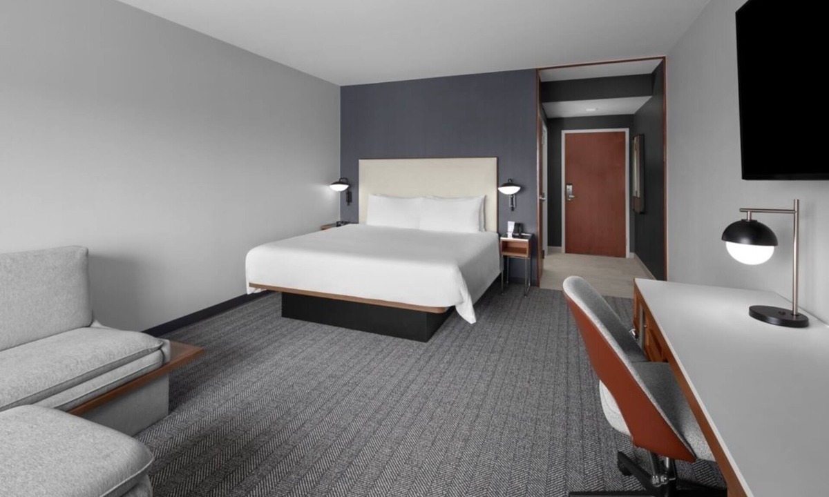Oldsmar Hotel | Peaceful Hotel Escape Near Tampa Bay – Outdoor Pool & Free Parking