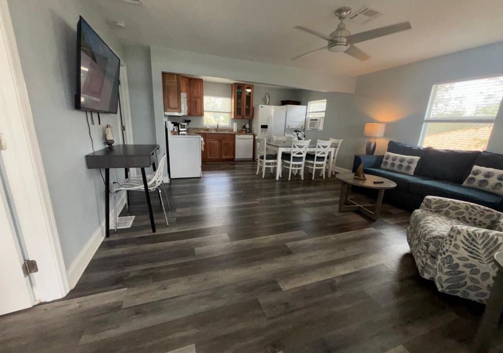 Bonita Springs Apartment | Pelican Fresh Entire Unit Kit Washer Dryer Upstairs 3Mi to Beach