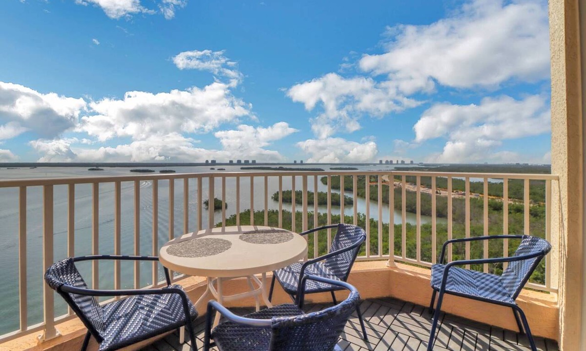 Fort Myers Beach Condo | PENTHOUSE SUITE | EXTENDED CEILINGS | ESTERO BAY & GULF VIEWS | SOAKING TUB | LOVERS KEY RESORT