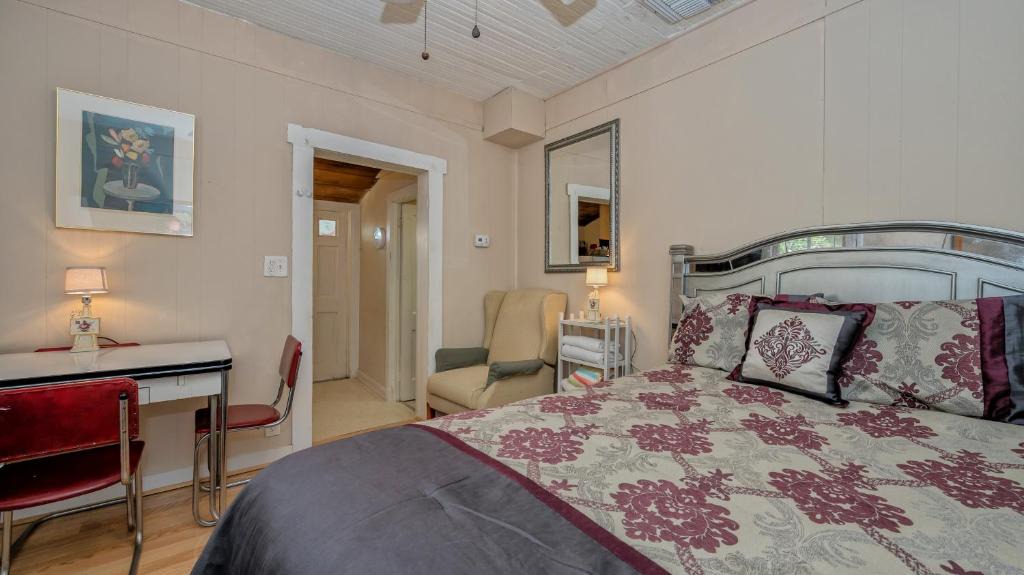 Central Sarasota Apartment | Perfect Downtown Space-Walk to Library, Theater