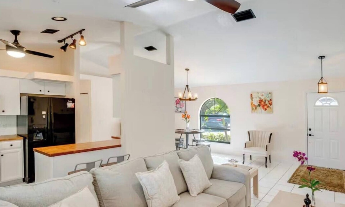 Englewood House | Perfect get away 3 mins away from the beach